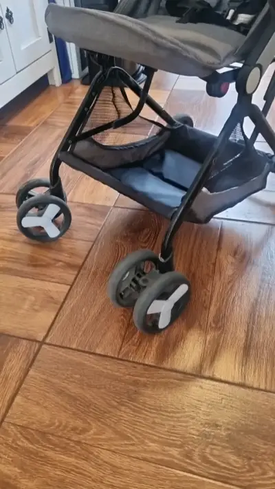 Coche de bebé plegable gris con cinturón de seguridad - miniatura 1