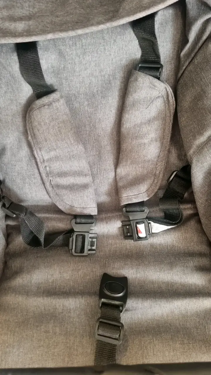 Coche de bebé plegable gris con cinturón de seguridad - 2