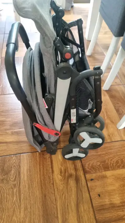 Coche de bebé plegable gris con cinturón de seguridad - miniatura 3
