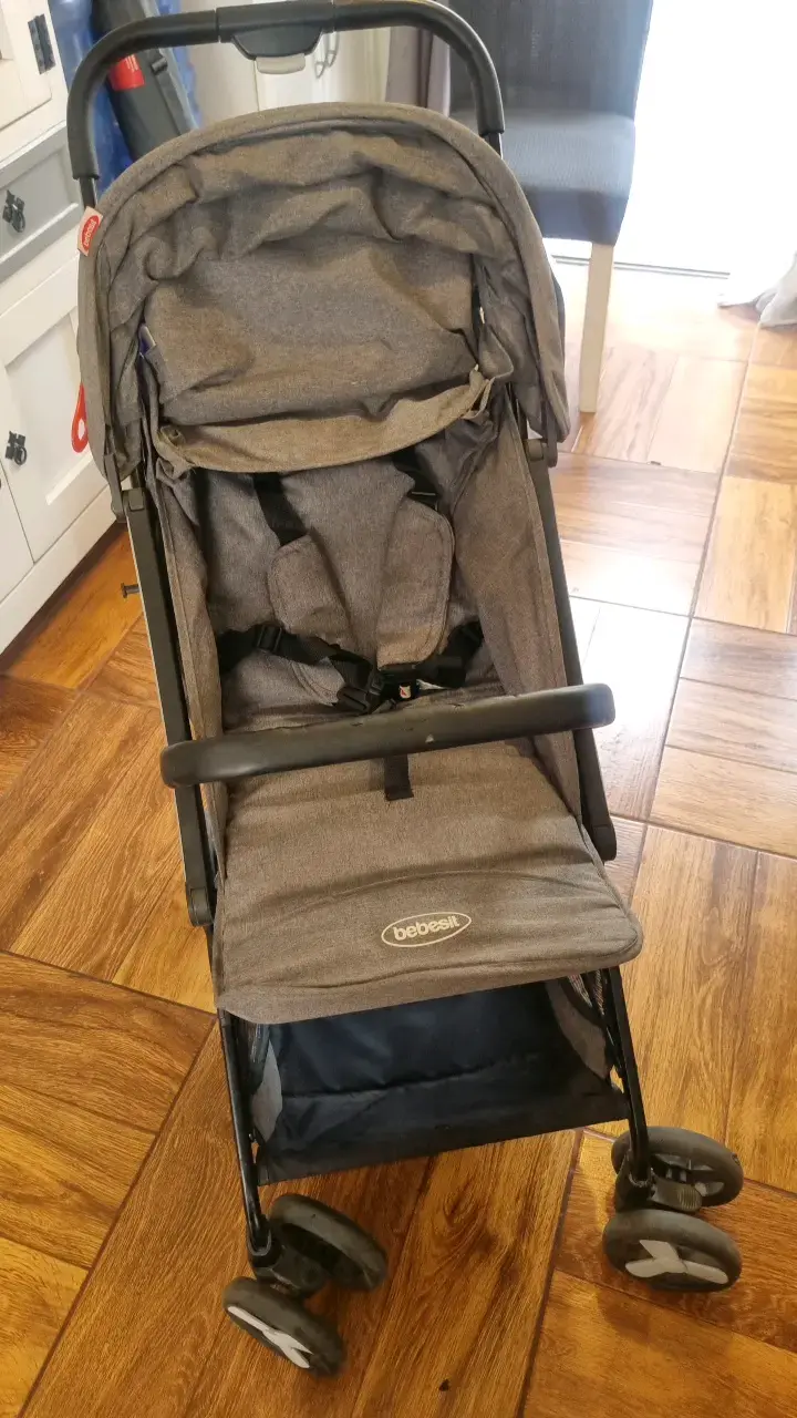 Coche de bebé plegable gris con cinturón de seguridad - 4
