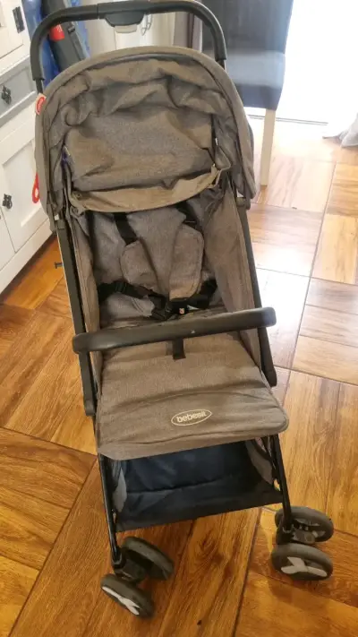 Coche de bebé plegable gris con cinturón de seguridad - miniatura 4