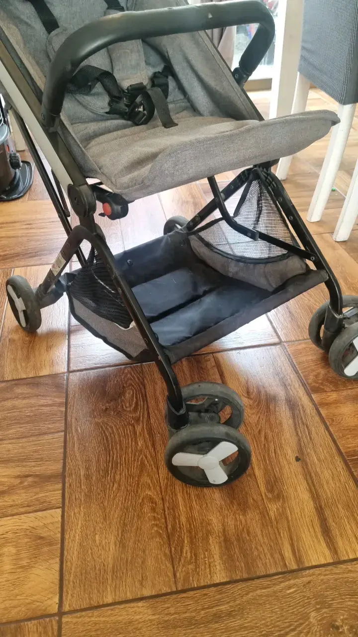 Coche de bebé plegable gris con cinturón de seguridad - 5
