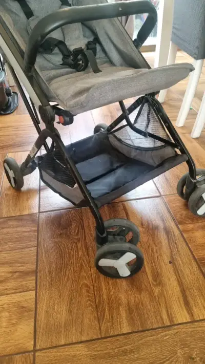 Coche de bebé plegable gris con cinturón de seguridad - miniatura 5