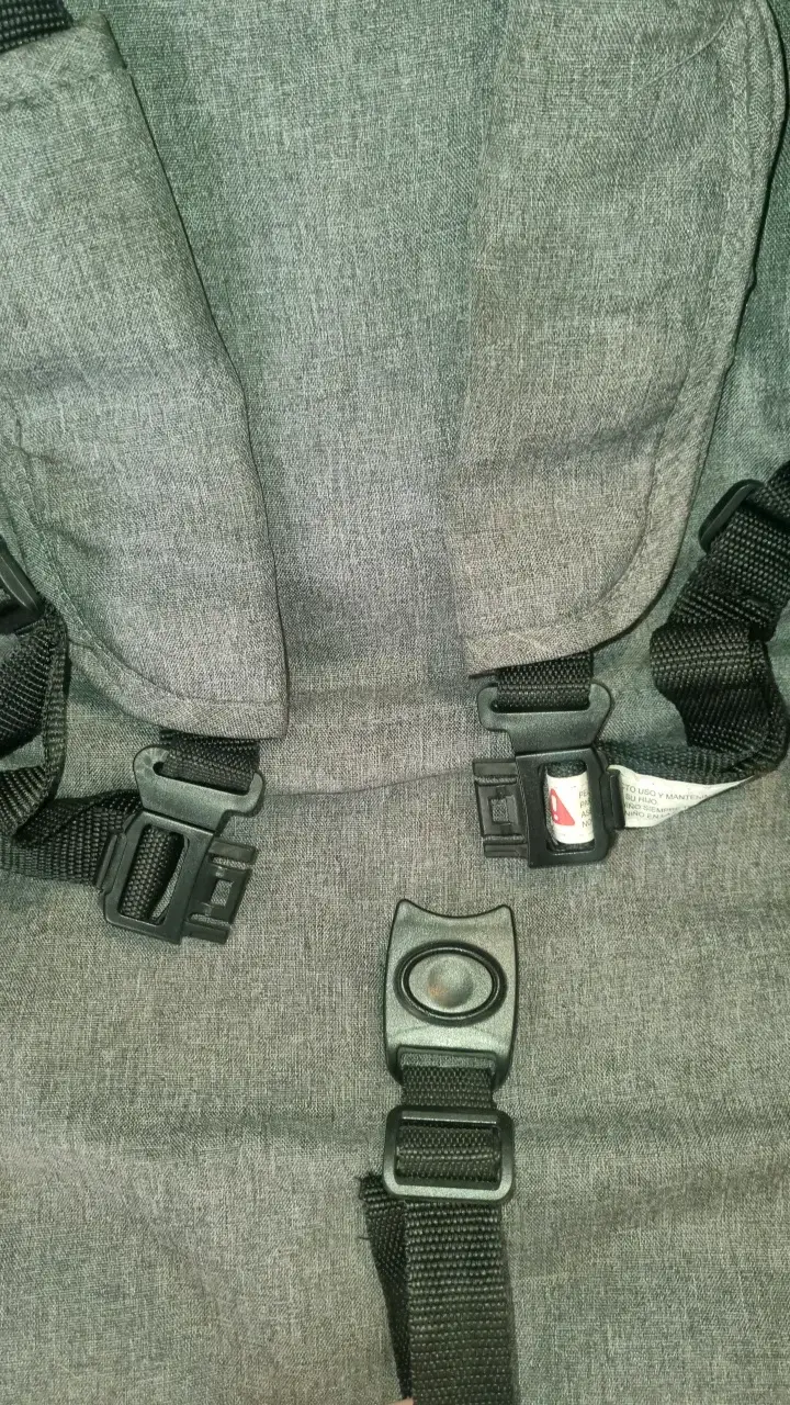 Coche de bebé plegable gris con cinturón de seguridad - 6