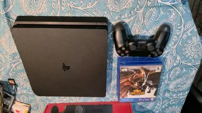 PlayStation 4 slim con juegos y controles - miniatura 3