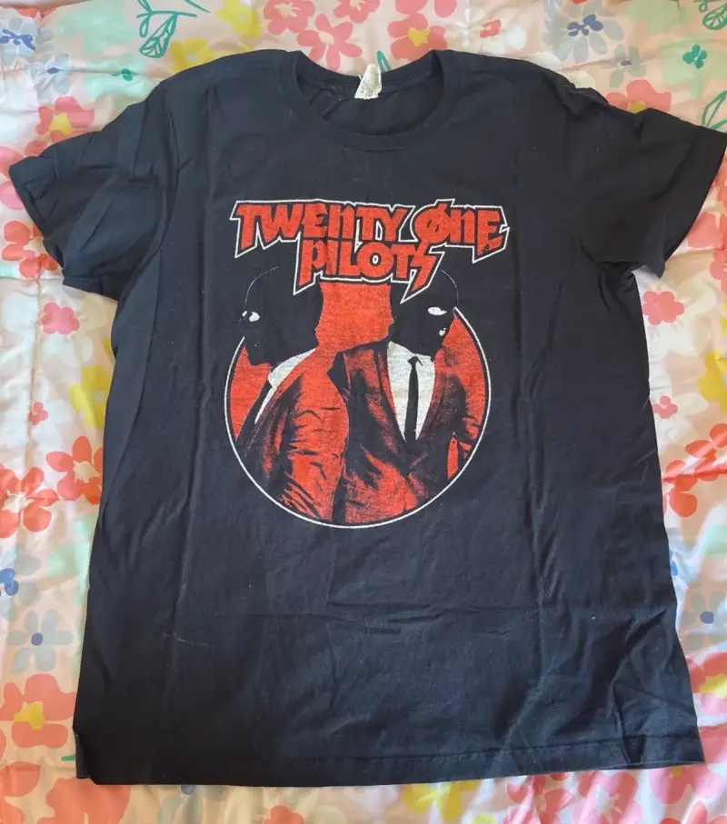 Polera negra Twenty One Pilots con diseño gráfico - 1