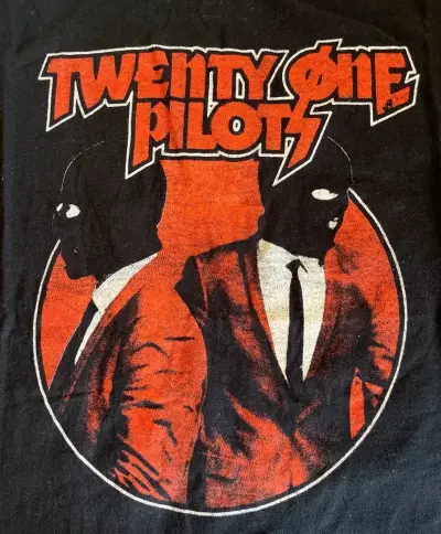 Polera negra Twenty One Pilots con diseño gráfico - miniatura 3