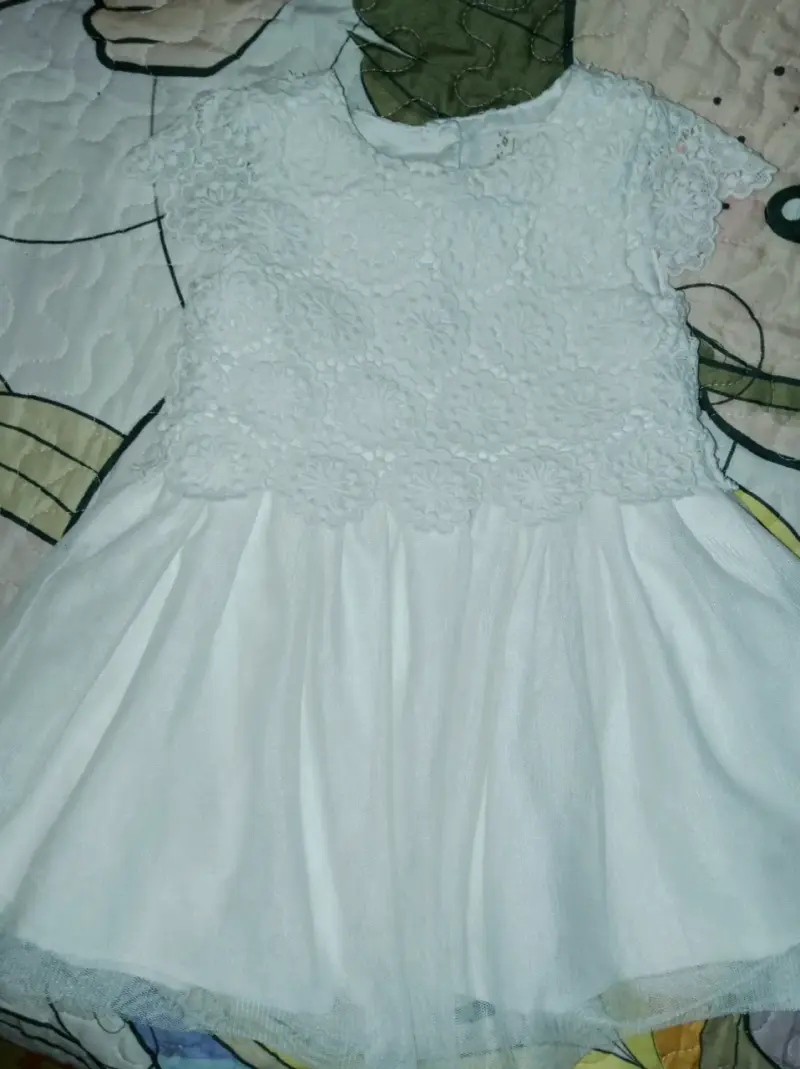 Vestido blanco para niña con encaje floral - 3