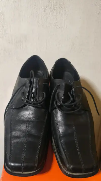 Zapatos de vestir negros para hombre en buen estado - miniatura 1