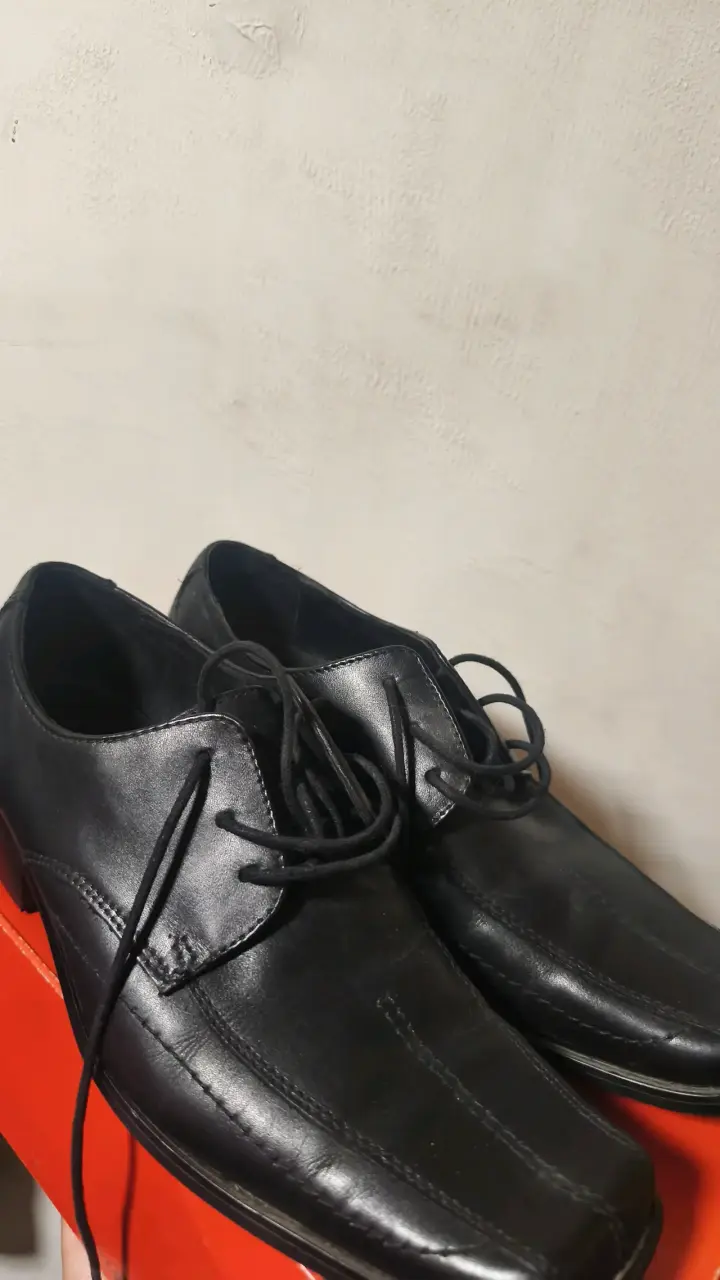 Zapatos de vestir negros para hombre en buen estado - 2