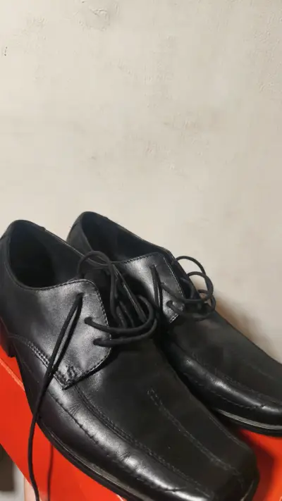 Zapatos de vestir negros para hombre en buen estado - miniatura 2