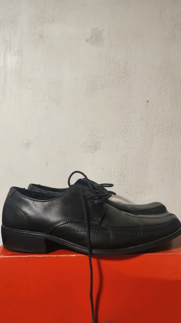 Zapatos de vestir negros para hombre en buen estado - 3