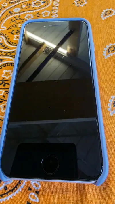 iPhone SE 2 con funda lila en buen estado - miniatura 2