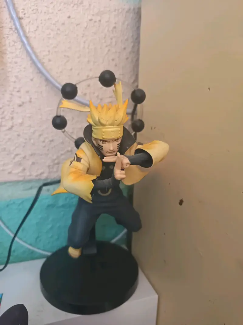 Figura de acción Naruto con base