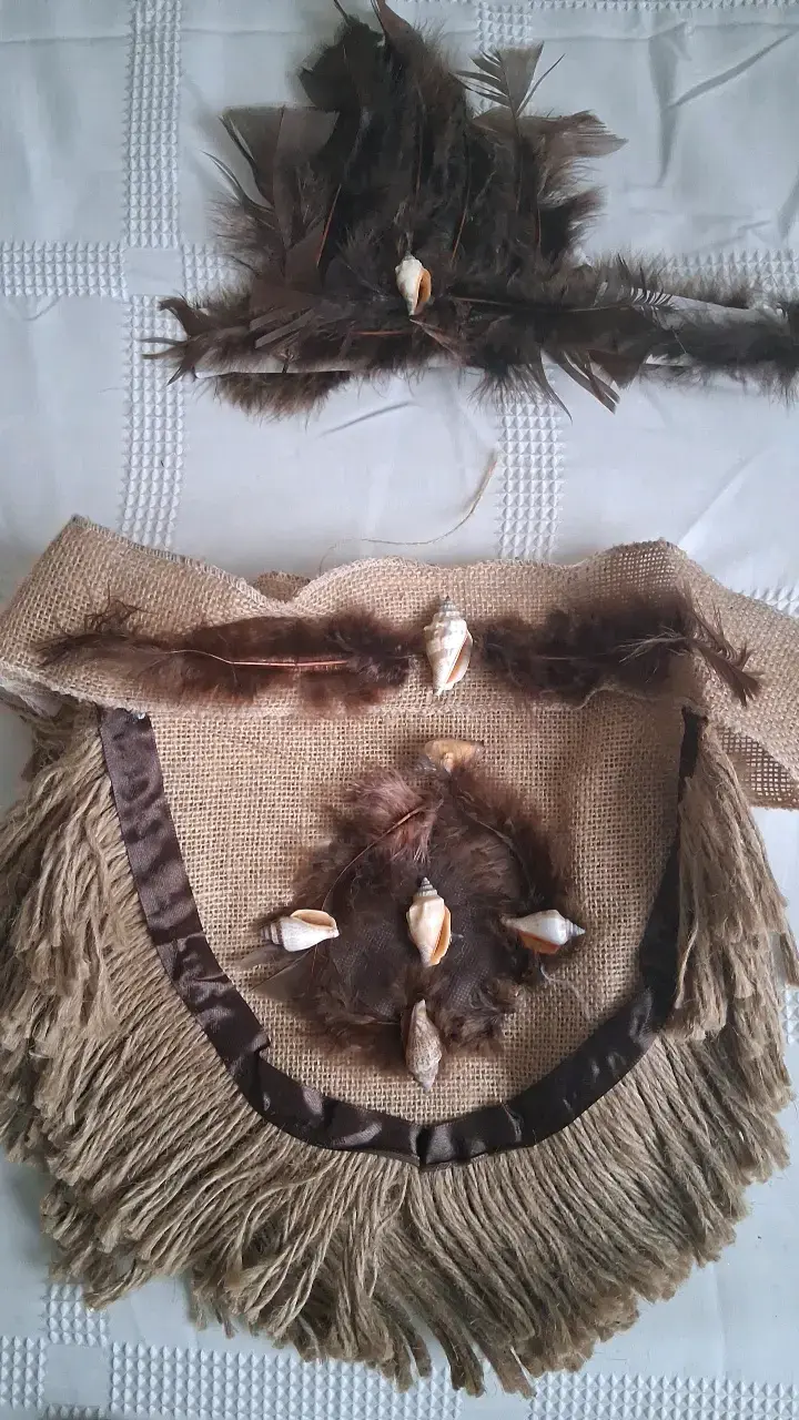 Traje pascuense con plumas y conchas para niño - 2