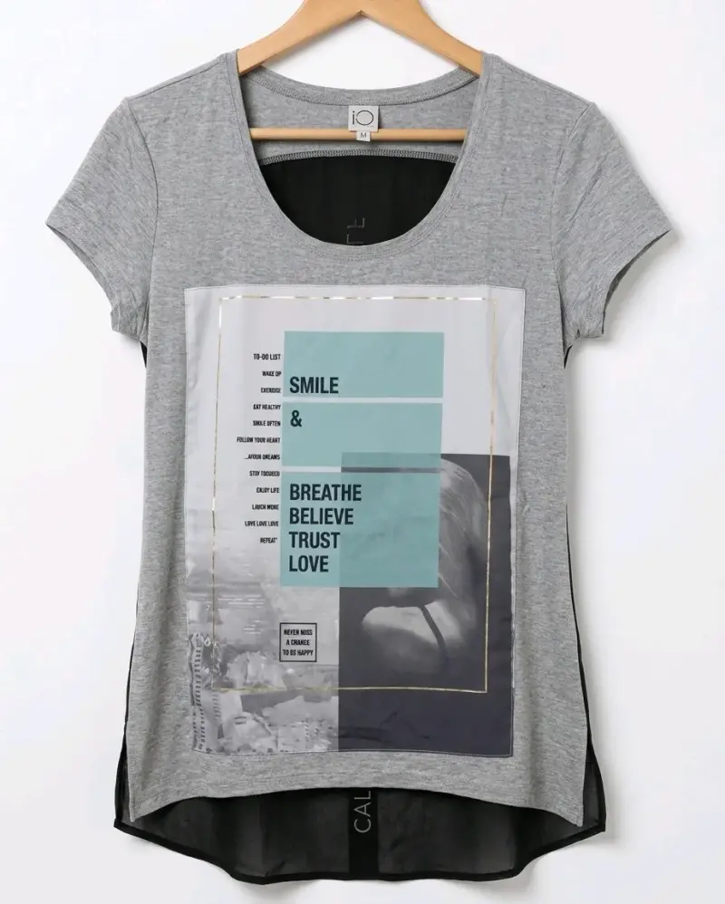 Polera gris con estampado gráfico para mujer