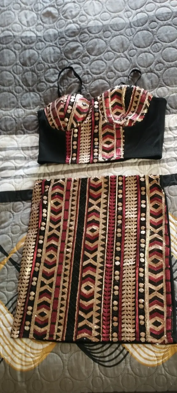 Conjunto de falda y top con lentejuelas - 1