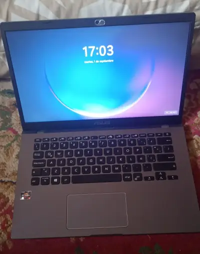 Laptop ASUS VivoBook Ryzen 5 3500U 8GB RAM - miniatura 1
