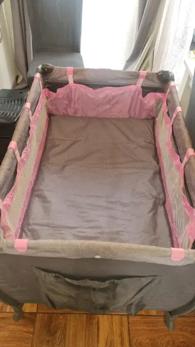 Cuna corral plegable para bebé color gris y rosa - miniatura 1