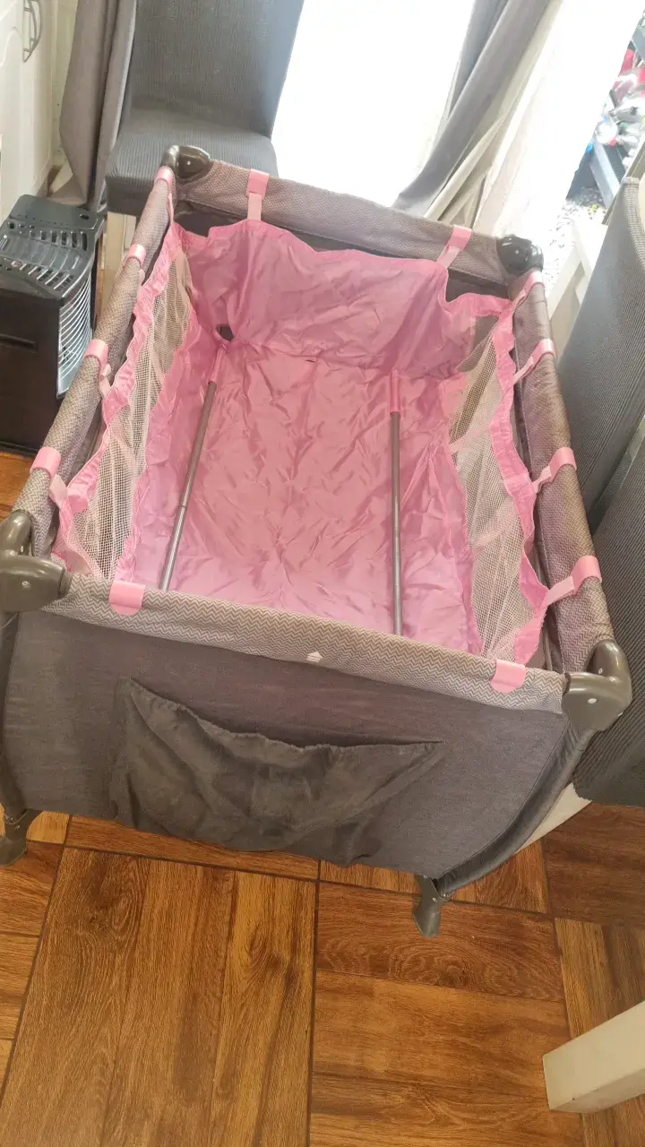 Cuna corral plegable para bebé color gris y rosa - 2