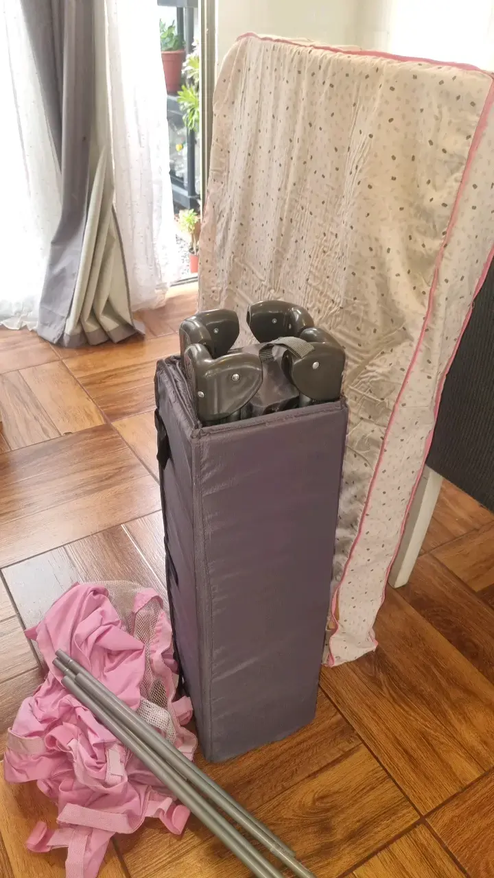 Cuna corral plegable para bebé color gris y rosa - 3