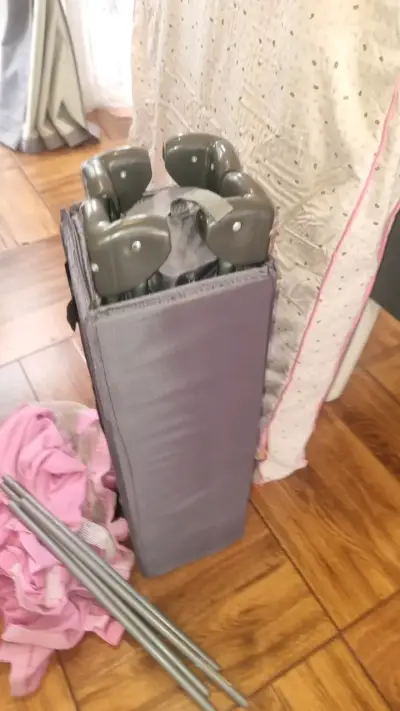 Cuna corral plegable para bebé color gris y rosa - miniatura 4