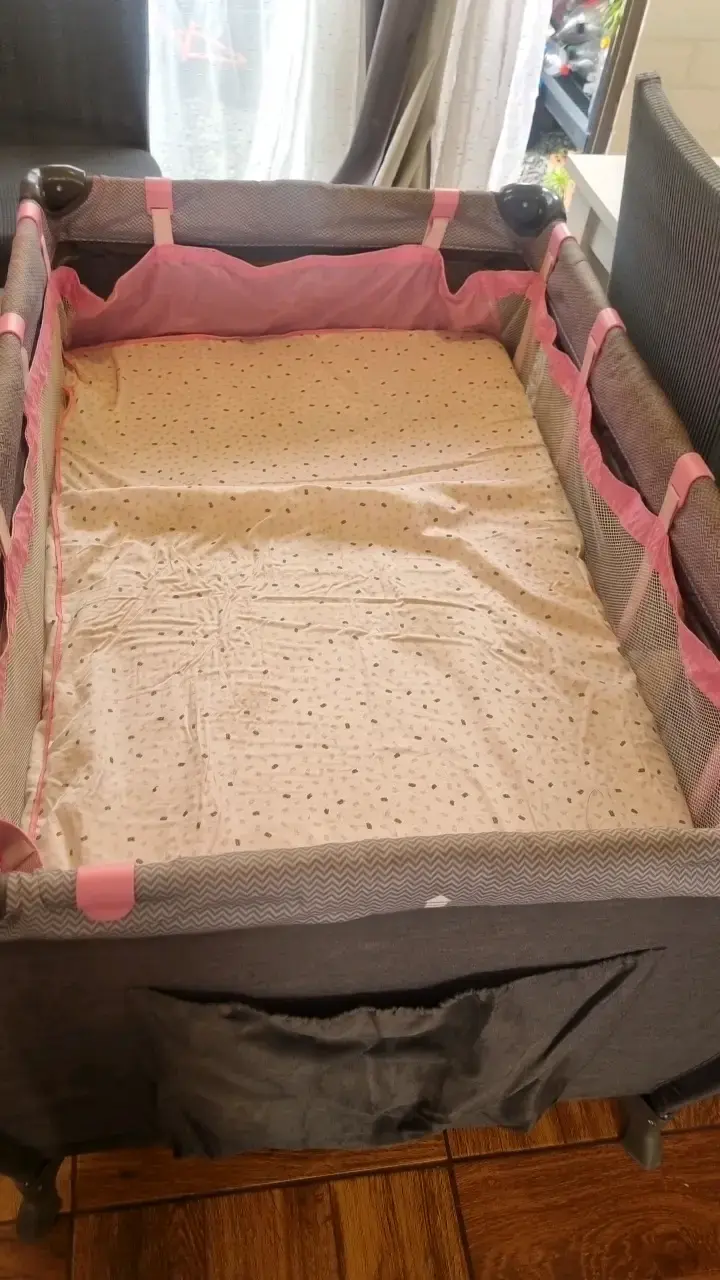 Cuna corral plegable para bebé color gris y rosa - 5