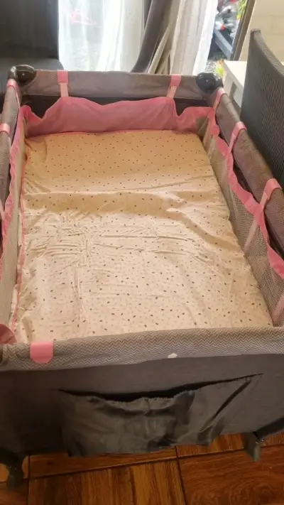 Cuna corral plegable para bebé color gris y rosa - miniatura 5