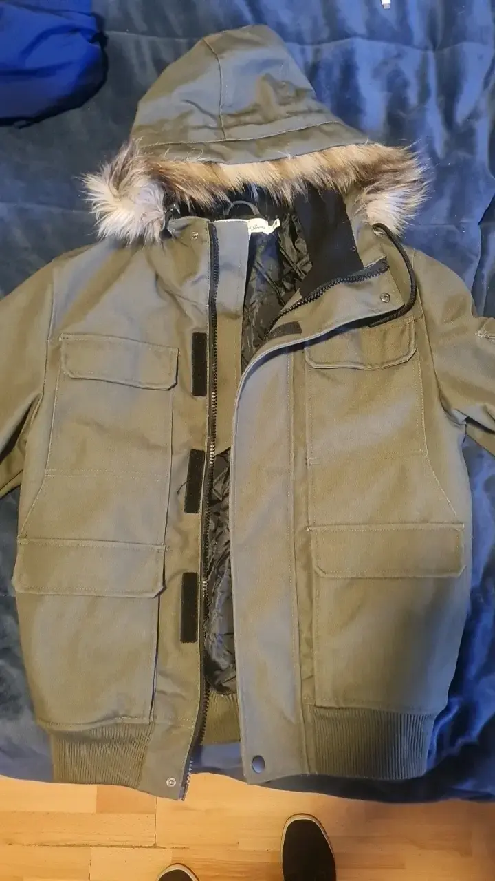 Parka verde con capucha de piel sintética