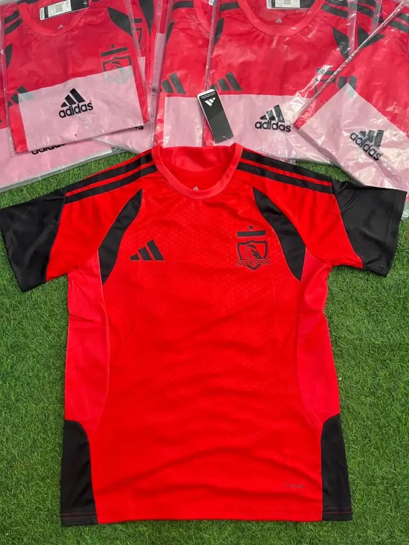Camiseta Adidas Colo-Colo Roja y Negra