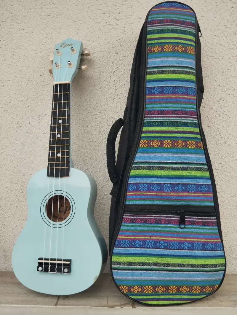 Ukulele soprano azul con funda colorida