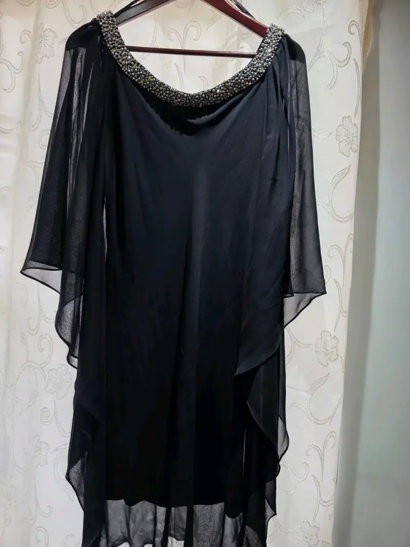 Vestido negro elegante con pedrería - 1