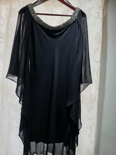 Vestido negro elegante con pedrería - miniatura 1