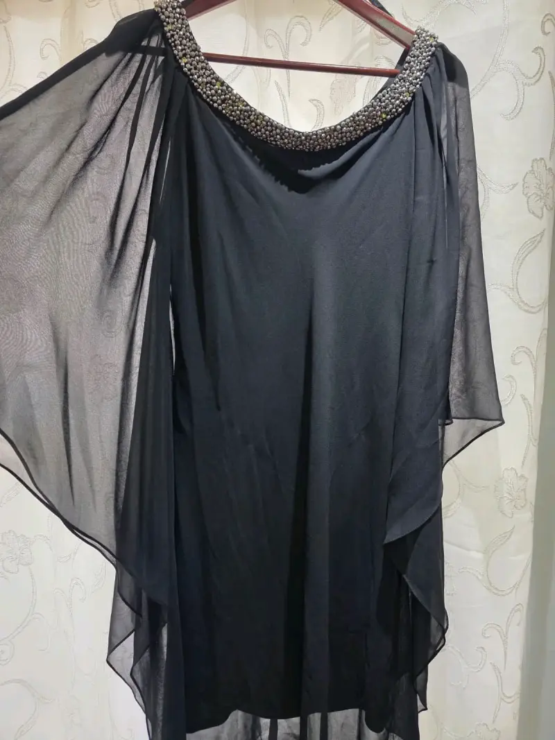 Vestido negro elegante con pedrería - 2