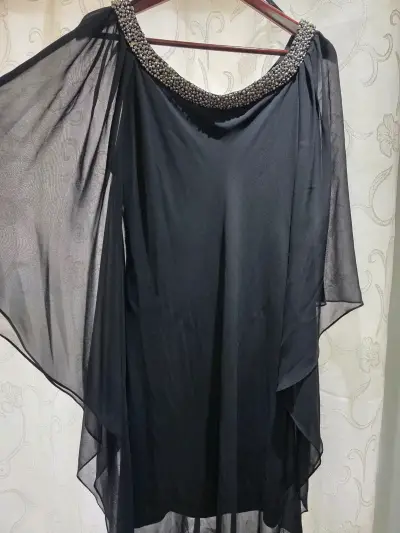 Vestido negro elegante con pedrería - miniatura 2