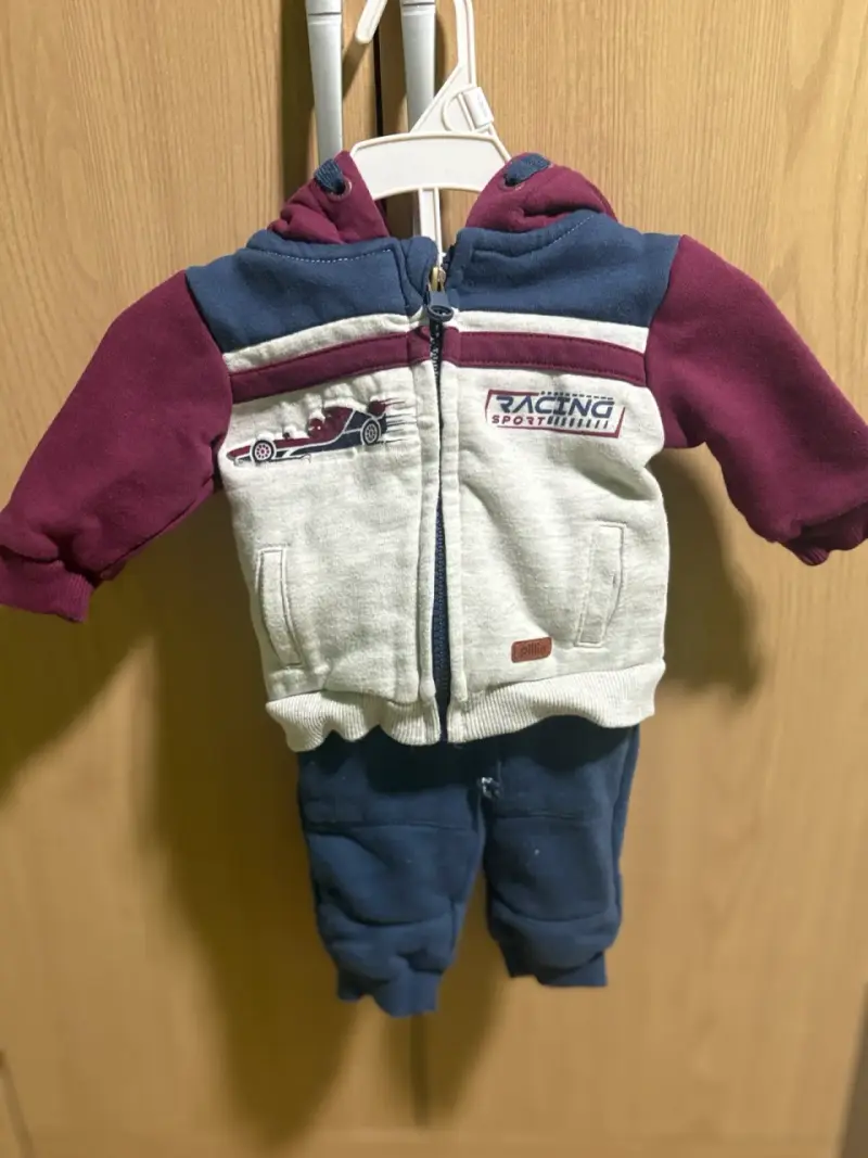 Conjunto de ropa para bebé con diseño deportivo - 1