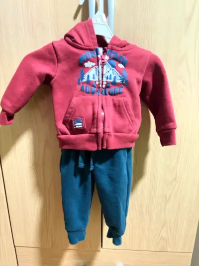 Conjunto de ropa para bebé con diseño deportivo - miniatura 3