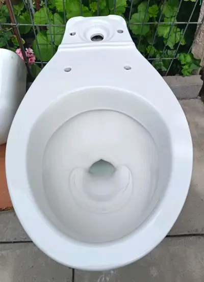 Inodoro de cerámica blanco con tanque - miniatura 1