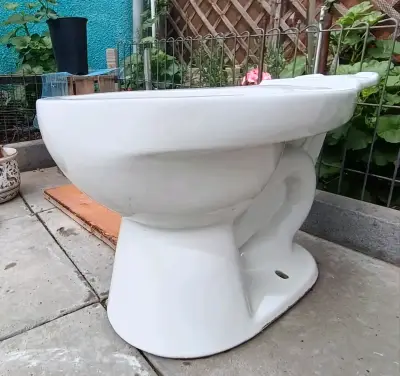 Inodoro de cerámica blanco con tanque - miniatura 3