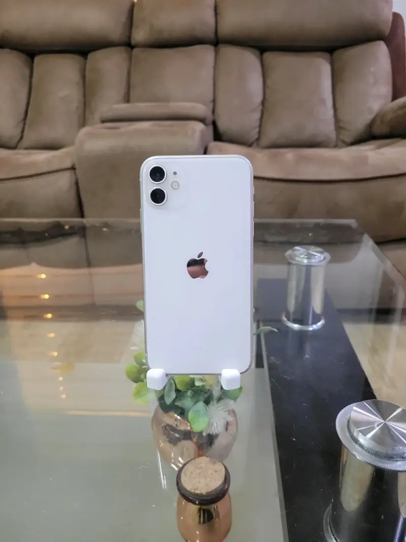 iPhone 11 74% Blanco en Buen Estado(CONVERSABLE) - 1