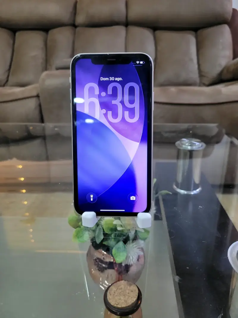 iPhone 11 74% Blanco en Buen Estado(CONVERSABLE) - 2