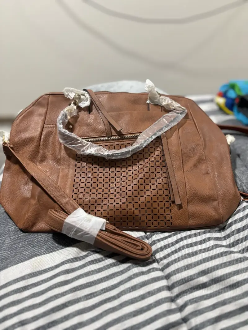 Bolso de cuero marrón con diseño calado - 1