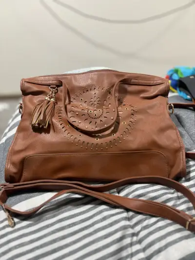 Bolso de cuero marrón con diseño calado - miniatura 2