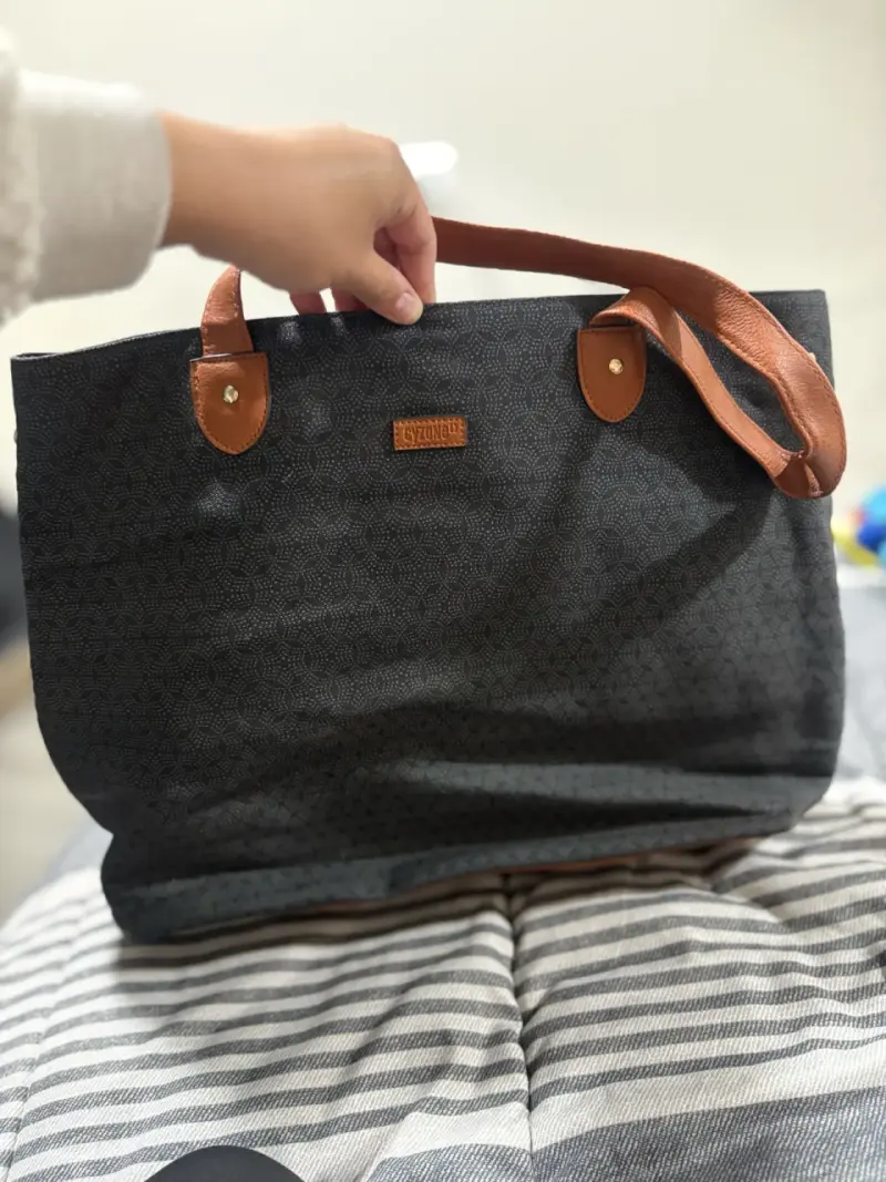 Bolso de cuero marrón con diseño calado - 3