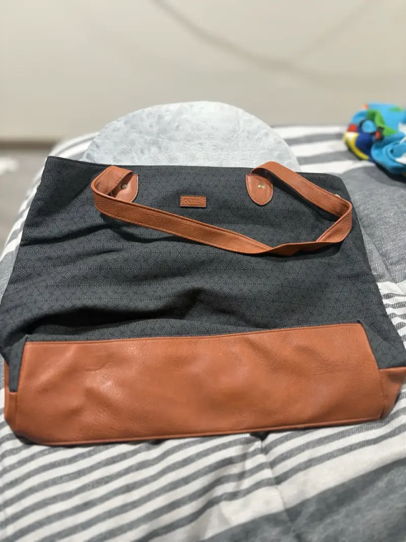 Bolso de cuero marrón con diseño calado - 4