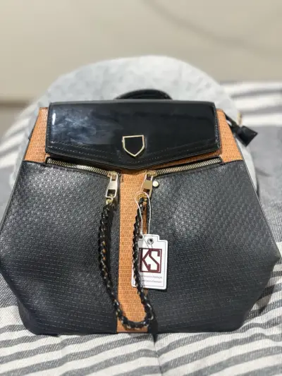 Bolso de cuero marrón con diseño calado - miniatura 5