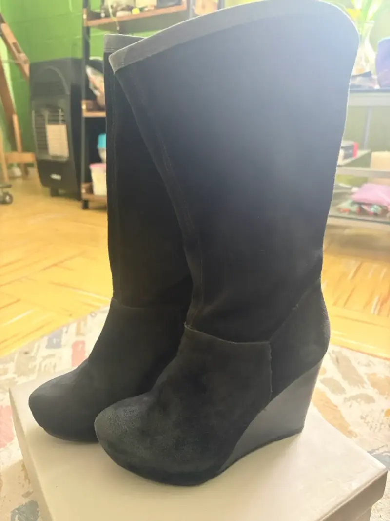 Botas negras de gamuza con tacón alto