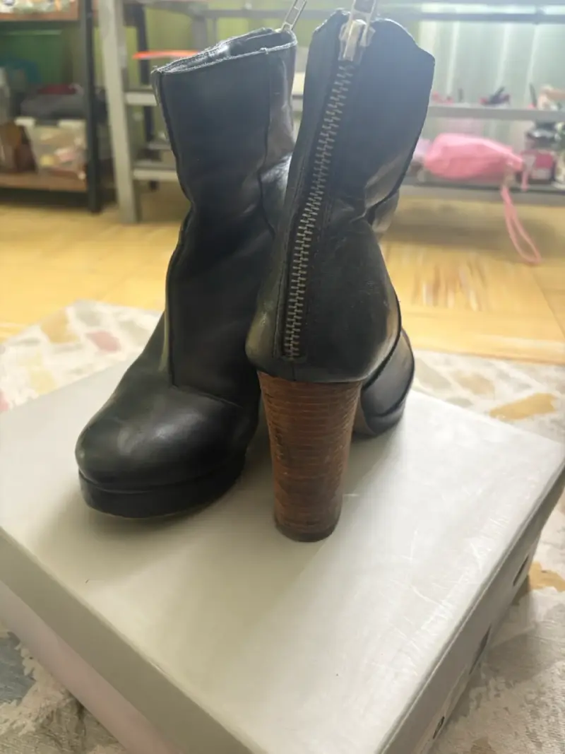 Botines de cuero negro con tacón alto