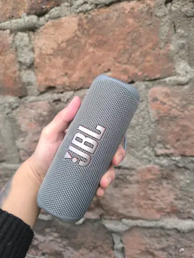 Parlante portátil JBL gris con Bluetooth - miniatura 1