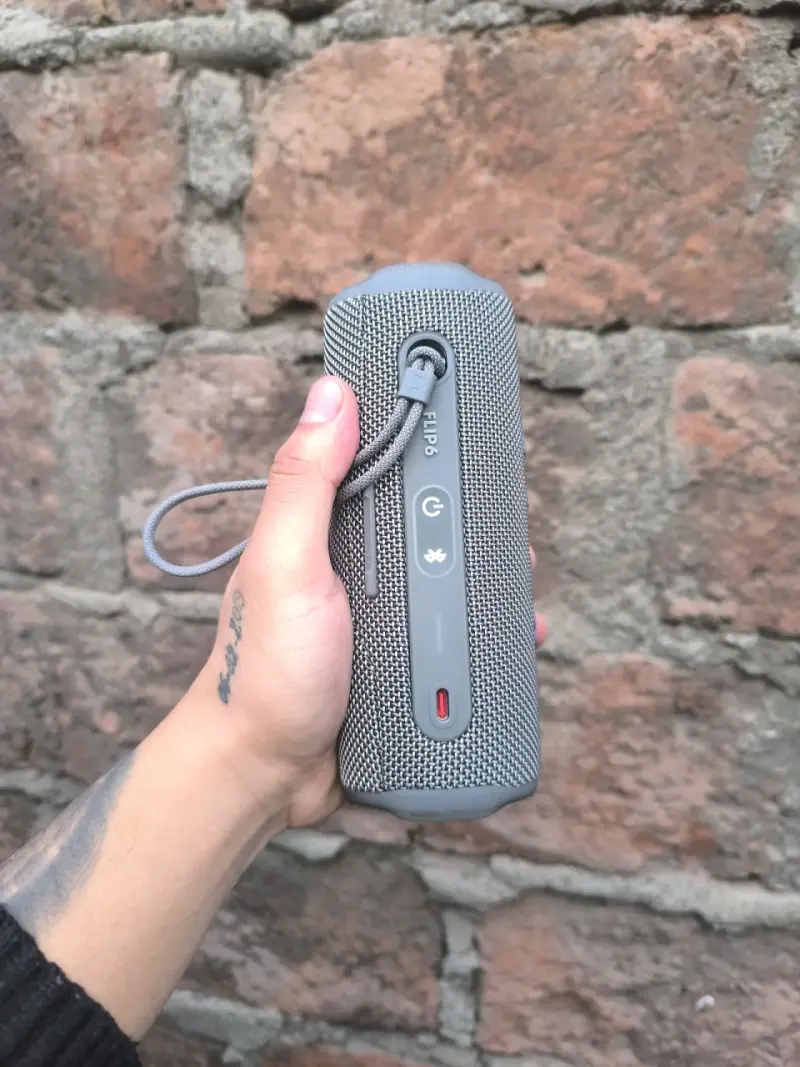 Parlante portátil JBL gris con Bluetooth - 2
